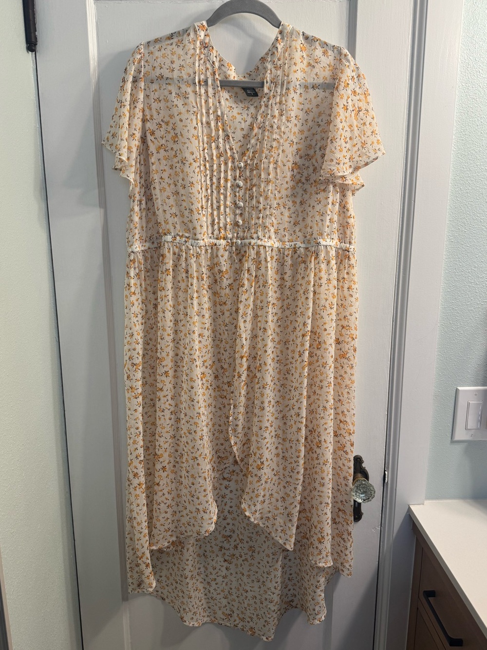 torrid Sheer Cream Top with Yellow Floral Print V-neck Button Detail Sz 2/2X